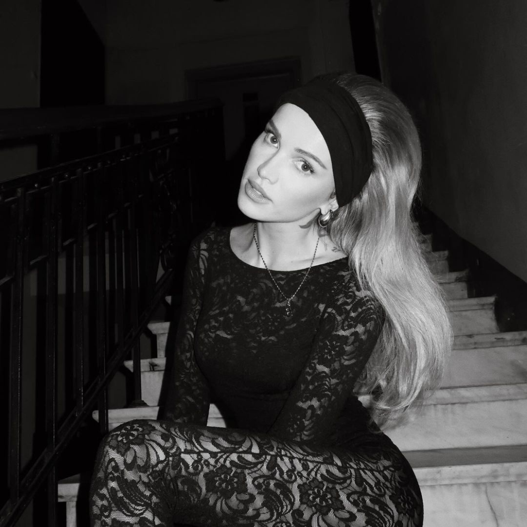 „Nagi” kombinezon to nowy trend. Opcja tylko dla odważnych